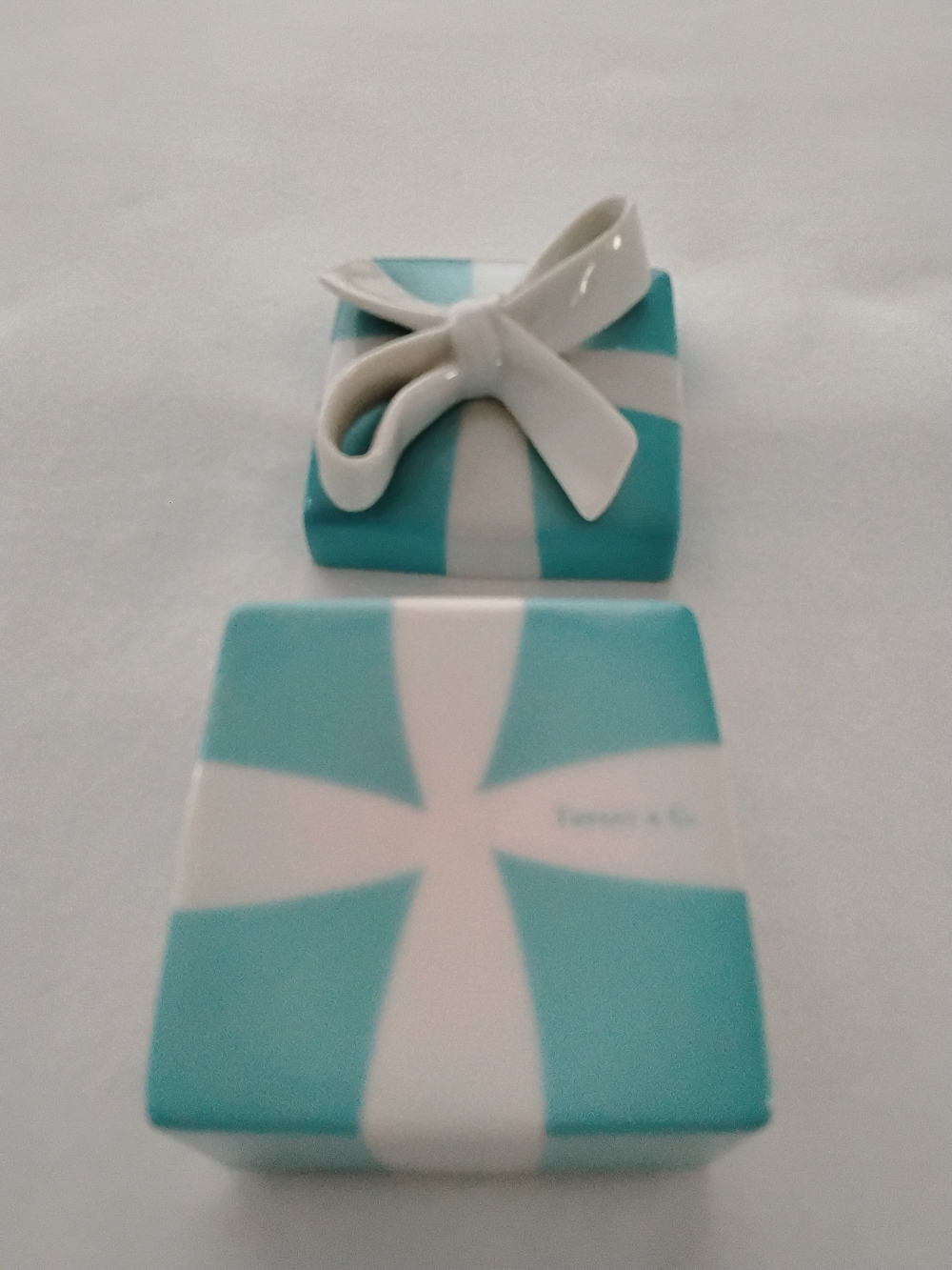 Tiffany & Co. Blue-Green Porcelain Gift Box Trinket Dish with White Bow - Picture 3 of 4